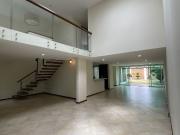 hermosa casa con doble altura y jardín