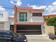 HERMOSA CASA CON DOS NIVELES