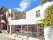 HERMOSA CASA CON EXCELENTE UBICACIÓN, COLONIA LAGOS DEL...