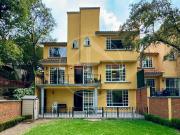 hermosa casa con jardín plano y salón de juegos en Club...