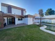 Hermosa casa con pileta en venta en barrio Urca