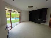 hermosa casa con piscina en exclusiva urbanización cerca...