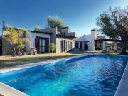 HERMOSA CASA CON PISCINA EN PRESTIGIOSO BARRIO PRIVADO