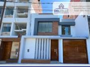 Hermosa Casa con PISCINA Frente a Parque en VENTA...