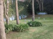 VENTA DE CASA EN CHILUCA ILUMINADA CON JARDÍN PLANO