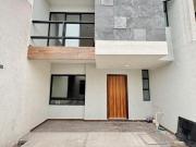 Casa con 3 habitaciones en privada a una cuadra de Plaza...