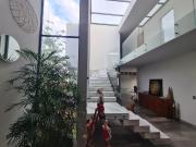 Hermosa casa con una increíble distribución y amplios...