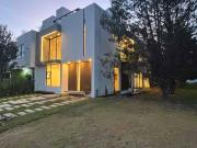 Hermosa casa contemporanea junto area verde