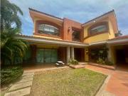 HERMOSA CASA DE 2 NIVELES EN CONJUNTO DE 4 CASAS. VILLA...