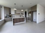 Hermosa Casa de 2 niveles y Jardín en Altozano