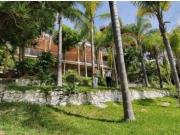 HERMOSA CASA DE CAMPO RODEADA DE ARBOLES