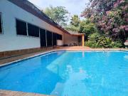 Hermosa casa de descanso con canales de agua de riego...