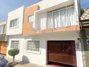 HERMOSA CASA DE DOS NIVELES CON AMPLIO BALCÓN