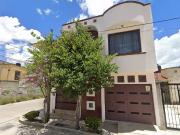 HERMOSA CASA DE DOS NIVELES MUY CERCA DE RESERVA...