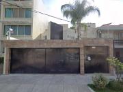 HERMOSA CASA DE DOS NIVELES UBICADA AL CENTRO DE LA...