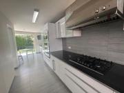 Hermosa casa de dos pisos con sotano, terraza y jardín