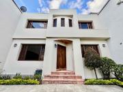 Hermosa casa de dos pisos ubicada en un condominio...