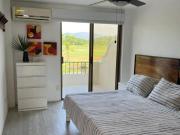 hermosa casa de playa con vista a un campo de golf