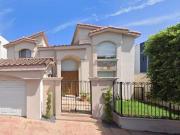 Hermosa Casa De Recuperación Bancaria En Jardines de...