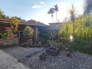 HERMOSA CASA DE UN NIVEL CON AMPLIO JARDÍN. EXCELENTE...