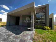 Hermosa Casa de una planta en venta lista para estrenar !