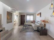 Hermosa casa dentro de coto, frente a la casa club, con...