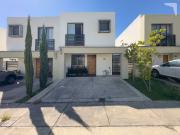 Hermosa casa dentro de coto, frente a la casa club, con...