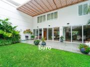 HERMOSA CASA EN ALQUILER A PASOS DASSO FRENTE AL PARQUE... HERMOSA CASA EN ALQUILER A PASOS DASSO FRENTE AL PARQUE...