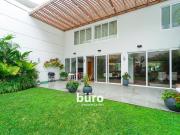 HERMOSA CASA EN ALQUILER CON JARDIN FRENTE AL PARQUE...