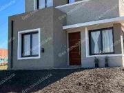 hermosa casa en barrio cerrado oportunidad!