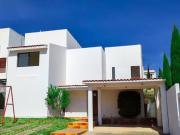 HERMOSA CASA EN BOSQUE REAL, ZONA ESMERALDA CON JARDÍN Y...