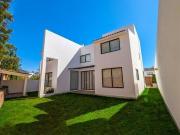 HERMOSA CASA EN BOSQUE REAL, ZONA ESMERALDA CON JARDÍN Y...