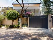 HERMOSA CASA EN CALLE CERADA