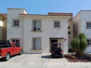 HERMOSA CASA EN DOS NIVELES EN PRIVADA DENTRO DE CUMBRES...