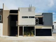 Hermosa casa en esquina con 3 recámaras, doble cochera y...