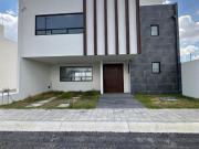 HERMOSA CASA EN EXPLANADA SUR CON ROOF GARDEN, EN PRIVADA