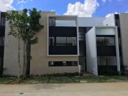 ¡HERMOSA CASA EN FRACCIONAMIENTO CON ALBERCA EN MÉRIDA!