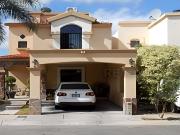 HERMOSA CASA EN FRACCIONAMIENTO DE 2 NIVELES, 4...