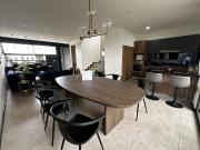 Hermosa Casa en la zona de Altozano sobre la Av. Juan...