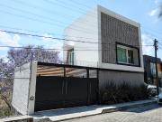 HERMOSA CASA EN LOMAS DEL SUR, MODERNA A 10 MINUTOS DE...