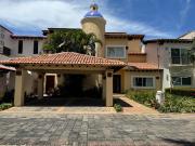 Hermosa Casa en Punta Iguana frente a los barcos en la...