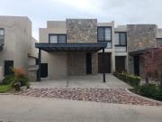 Hermosa casa en renta en el Condominio Roca, Altozano