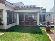 HERMOSA CASA EN UN NIVEL, 4 RECÁMARAS, JARDÍN, ALBERCA,...