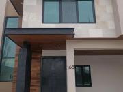 HERMOSA CASA EN VENTA AL NORTE, EN FRACCIONAMIENTO...