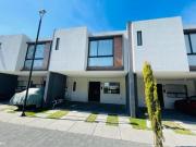 HERMOSA CASA EN VENTA ÁUREA VASARI CON TERRENO EXCEDENTE...