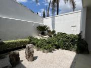 Hermosa casa en venta con amplio jardín, alberca y...