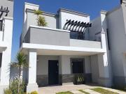 Hermosa casa en venta de 3 recamaras, con amplio jardín...