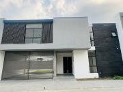 Hermosa Casa en Venta en Altares Residencial!
