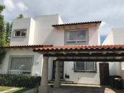 HERMOSA CASA EN VENTA EN CALLE PRINCIPAL, CUMBRES DEL...