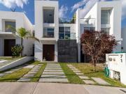 Hermosa Casa en Venta en Condominio en El Refugio